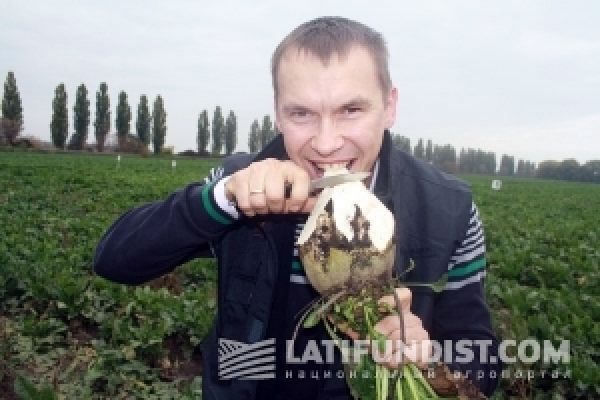 Василий Белозерских измеряет сахаристость сахарной свеклы на полях Галс Агро Василий Белозерских измеряет сахаристость сахарной свеклы на полях Галс Агро