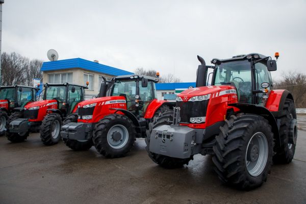 Тракторы Massey Ferguson на открытии дилерского центра «Бизон-Тех» Тракторы Massey Ferguson на открытии дилерского центра «Бизон-Тех»