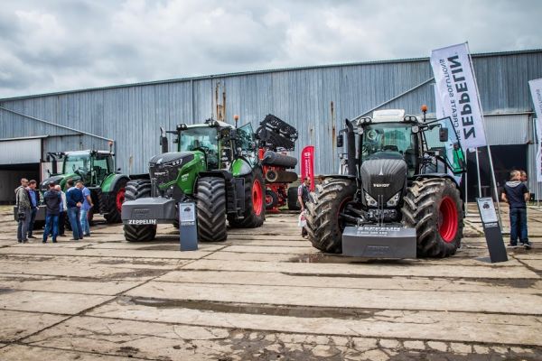 Тракторы Fendt на дне поля компании «Цеппелин Украина» Тракторы Fendt на дне поля компании «Цеппелин Украина»