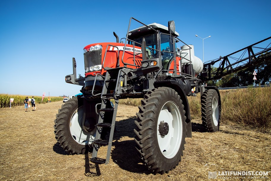 Самоходный опрыскиватель Massey Ferguson